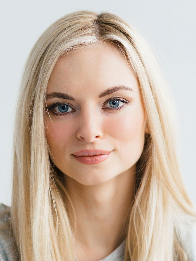 San Diego hyperbaric oxygen therapy model with blonde hair
